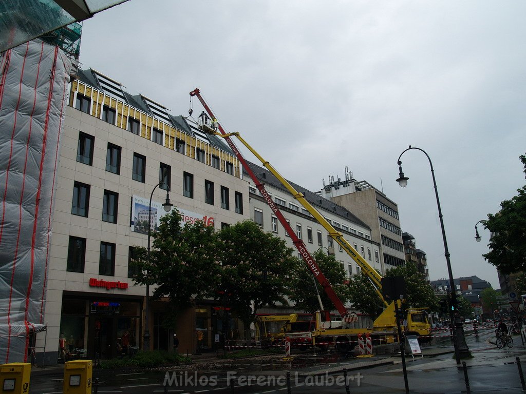 800 kg Fensterrahmen drohte auf Strasse zu rutschen Koeln Friesenplatz P55.JPG